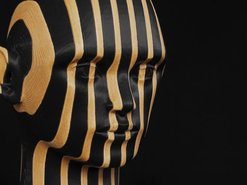Cara a rayas de impresión 3D sobre fondo negro